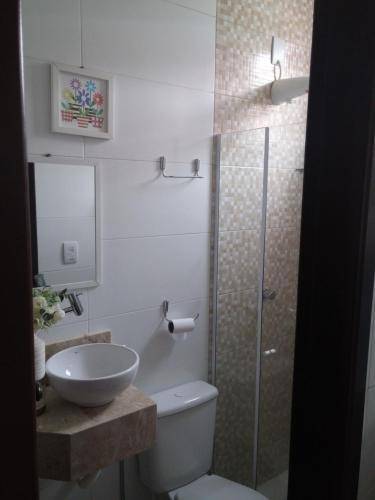 波托德索比Village Shallon em Porto de Sauipe, casa nº 3的浴室配有卫生间、盥洗盆和淋浴。