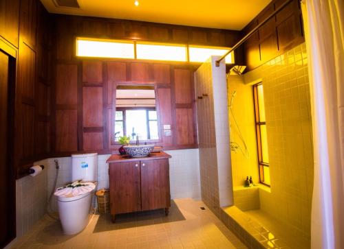 高兰班泰兰塔度假别墅的一间带卫生间和水槽的浴室