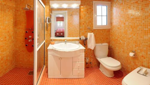 马斯帕洛马斯斯伊斯塔套房酒店的一间带水槽和卫生间的浴室