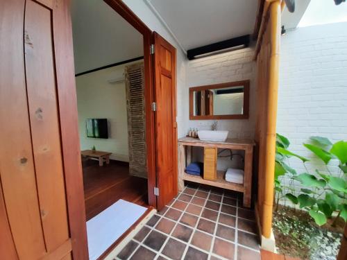 KangkakawalThe Kelong Trikora Resort的一间带水槽和镜子的浴室
