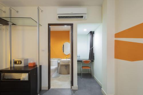 亚兰@边境酒店阿兰亚普拉特的一间带水槽、卫生间和镜子的浴室