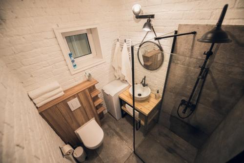 纳尔提Relax House Narty的带淋浴、卫生间和盥洗盆的浴室