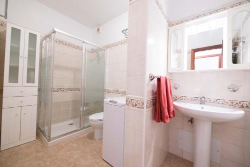 塔拉哈勒赫Tarajalejo Sun & Relax的带淋浴卫生间和盥洗盆的浴室