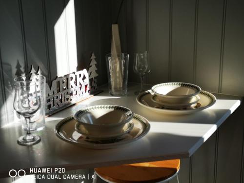 兰德林多德威尔斯Pen-Rhos luxury glamping "Cuckoo's Nest"的一张桌子,上面有两盘盘子和眼镜