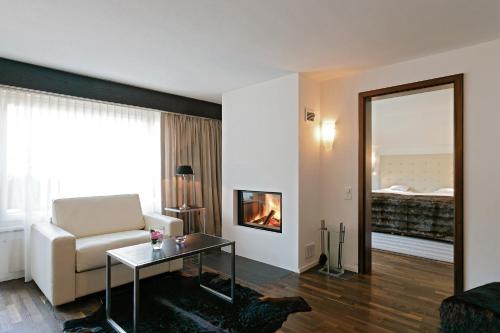 采尔马特Le Mirabeau Resort & Spa的带沙发、桌子和镜子的客厅