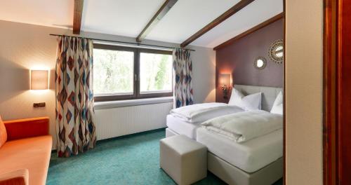 布鲁登茨多尔福林格城堡酒店的酒店客房设有床和窗户。
