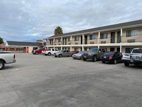 圣玛丽亚克罗尼尔汽车旅馆的停车场,停车场停在大楼前