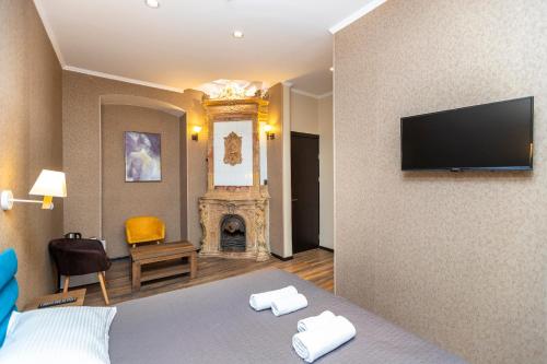 第比利斯Hotello的酒店客房配有一张床和一个壁炉。