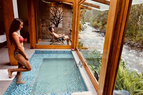 明多Saguamby Mindo Lodge的男男女女在带游泳池的房间