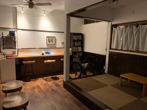 仙北Kakunodate Guest House Choux的一间房间,配有一张桌子和凳子