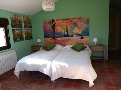 Trescasas卢拉尔卡萨德尔特尔提力法罗酒店的卧室配有一张白色床,墙上挂有绘画作品