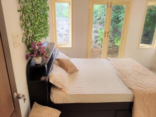 钦奈Private Luxury Beach Side Villa的一间卧室,床上有植物