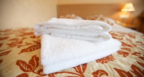 霍恩佩蒂特北方酒店的三条毛巾堆在床上