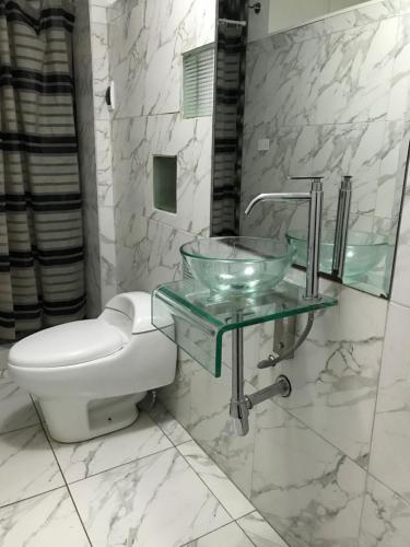 利马Dormitorio Independiente的一间带水槽和卫生间的浴室