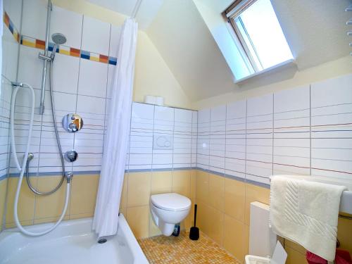 NeukirchenAm Hut的带淋浴、卫生间和浴缸的浴室