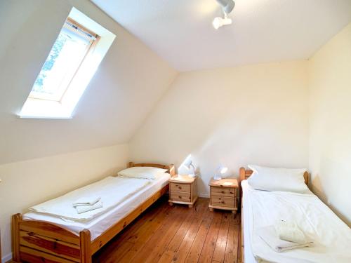 NeukirchenAm Hut的带窗户的客房内设有两张单人床。