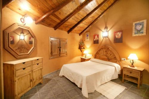 Complejo Rural Los Chozos Valle del Jerte客房内的一张或多张床位
