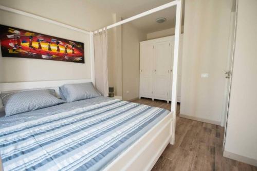 萨尔雷Ca' Madeira的一间卧室配有一张壁画床