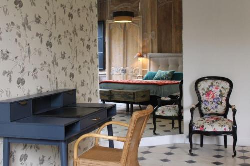 坎佩尔Tourisme et Affaires Quimper + parking privé, wifi, jardin的一间带桌椅的房间和一间卧室