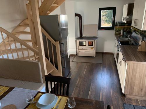 兹雷切Holiday house Nune的一间带桌子的厨房和一间带楼梯的厨房