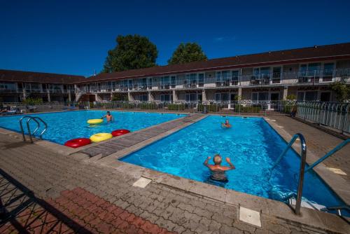 科曼多伽登酒店内部或周边的泳池