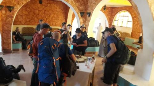 阿布辛贝Hllol Hotel Abu Simbel的一群人站在桌子旁