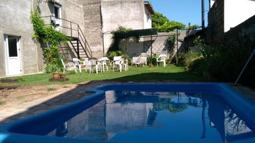 巴拉德罗Departamento La Lliera的庭院中带游泳池的房子