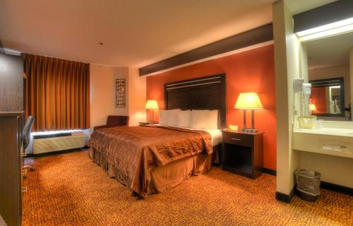 切罗基大烟山旅馆&套房汽车旅馆的酒店客房设有床和窗户。