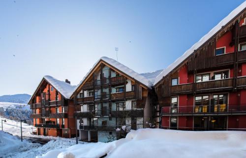 普拉托讷沃斯Borgo Stalle Residence的雪中大建筑