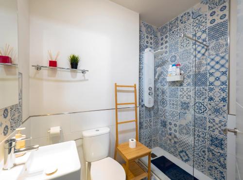 阿亚蒙特Apartamento Consistorial的浴室配有卫生间、盥洗盆和淋浴。