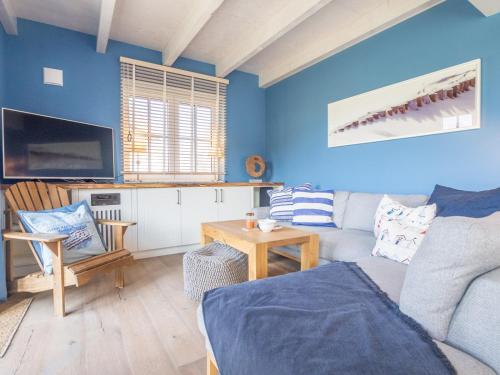 洛默Villa-Holzreich的蓝色的客厅配有沙发和电视