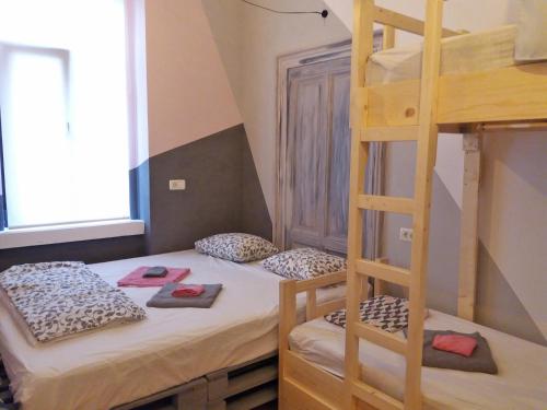 布加勒斯特Cloud 9 Living的一间卧室配有一张双层床和梯子