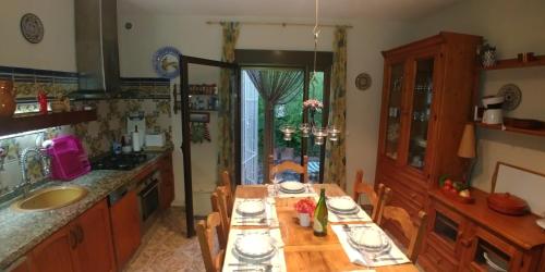 阿尔姆尼卡VILLA MARIA的厨房配有木桌、椅子和桌子。