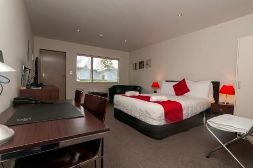 哈韦拉公园汽车旅馆的酒店客房配有一张床、一张书桌和一张书桌。