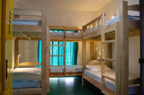 阿伯来Green Nest Hostel, Baga - Arpora的宿舍内一间设有三张双层床的客房