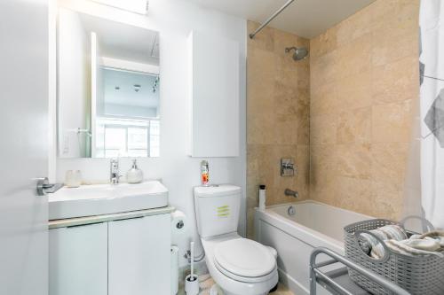 多伦多GLOBALSTAY Gorgeous Downtown Apartment的浴室配有卫生间、盥洗盆和浴缸。