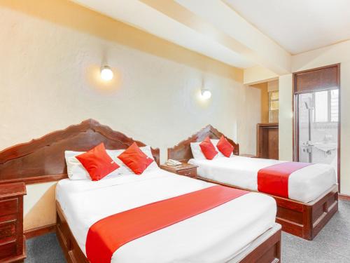 瓦哈卡市Hotel Esperanza, Oaxaca Centro的酒店客房设有两张床和窗户。