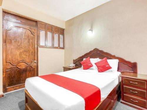 瓦哈卡市Hotel Esperanza, Oaxaca Centro的一间卧室配有一张床和一个木制橱柜