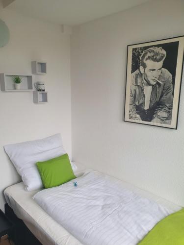 杜塞尔多夫Studiotel TOP LOFT的墙上照片的一张床位
