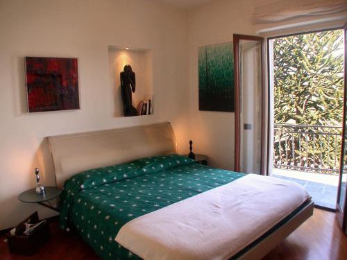 格里安泰卡德纳比亚尼可罗别墅酒店的一间卧室设有一张床和一个大窗户