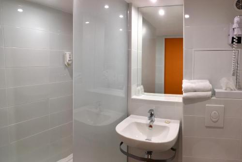 蒙彼利埃Hotel du Parc Euromédecine by AKENA的白色的浴室设有水槽和镜子