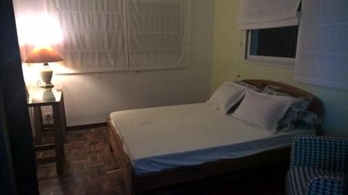 塔那那利佛SAHA NOFY Ambohimalaza Guest的一间卧室配有床、灯和窗户