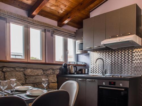 斯普利特多米纳别墅酒店的厨房配有桌椅和水槽