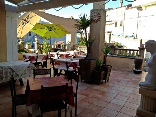 维科德尔加尔加诺B&B Vico Vacanze的一间带桌椅和黄色遮阳伞的餐厅