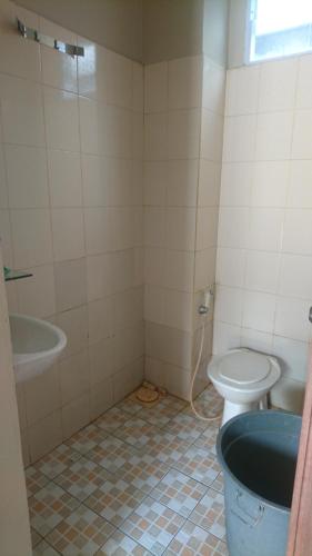 ParitLiberty Homestay的浴室配有卫生间、盥洗盆和浴缸。