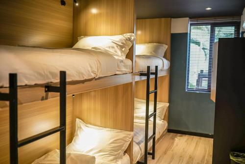 三亚IPK背包客旅舍客房内的一张或多张双层床