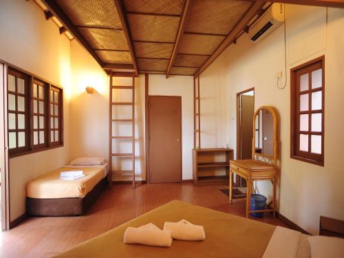 热浪岛热浪岛天堂度假酒店的一间卧室配有一张床和镜子