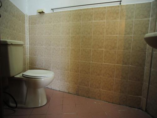热浪岛热浪岛天堂度假酒店的一间带卫生间和瓷砖墙的浴室