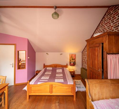 博尔赫隆赫特兰德霍夫住宿加早餐旅馆的一间卧室,卧室内配有一张大床