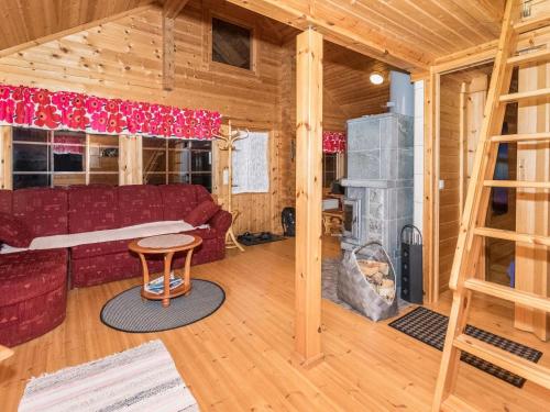 伊萨尔米Holiday Home Käenpesä by Interhome的客厅设有红色的沙发和壁炉